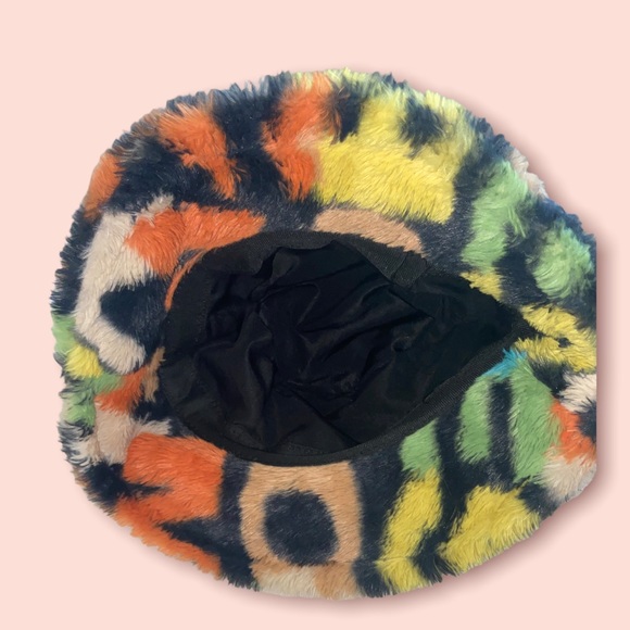 Color Block Plush Bucket hat - Picture 3 of 3